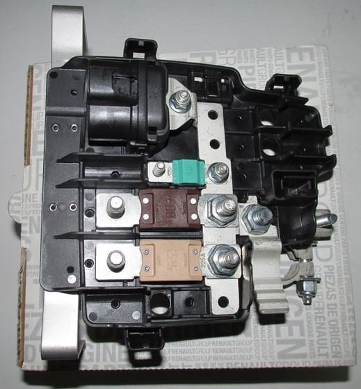 Renault Master 3 Akü Kutup Başı Sigorta Tablası 8200778373 - Renault Mais