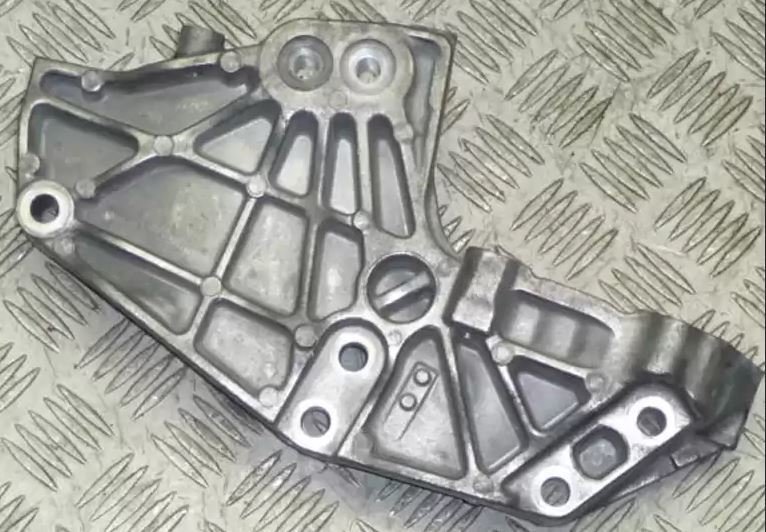 Renault Trafik 2 - 2.0 Dci M9R Silindir Kapak Suportu 8201011432 - 8200741758 - Renault Mais